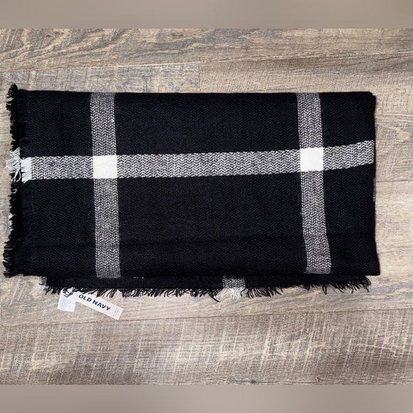 Old Navy Scarf | BLK /WHITE | 193 X 99 cm |
OS - Picture 7 of 8